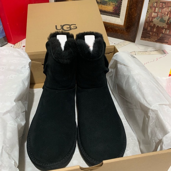 UGG 🥾CLASSIC MINI TWIST BOOT - Picture 1 of 6